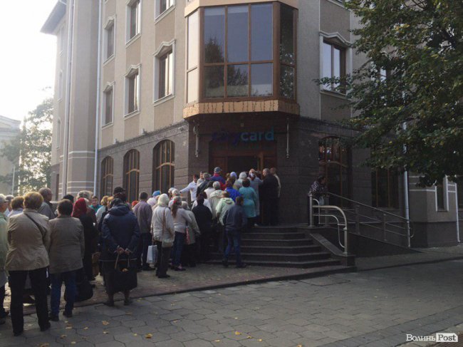 У черзі – більше сотні пільговиків: лучани скаржаться на неорганізовану видачу «Сitycard»