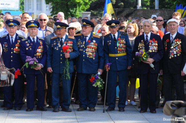 З маками і трояндами: у Луцьку відзначили річницю перемоги над нацизмом. ФОТО