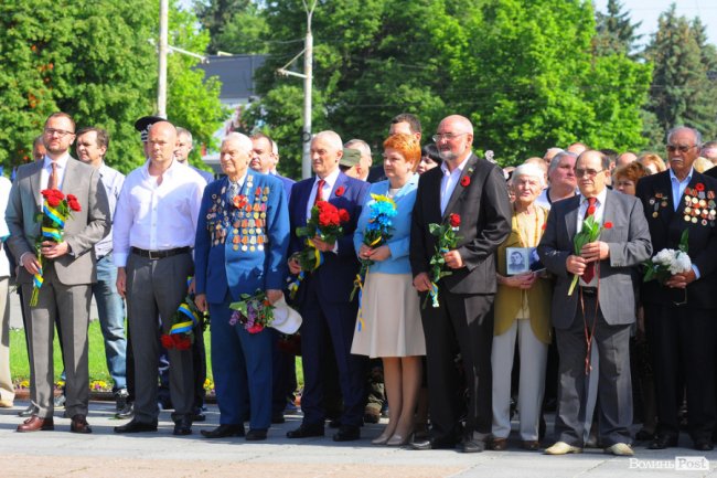 З маками і трояндами: у Луцьку відзначили річницю перемоги над нацизмом. ФОТО
