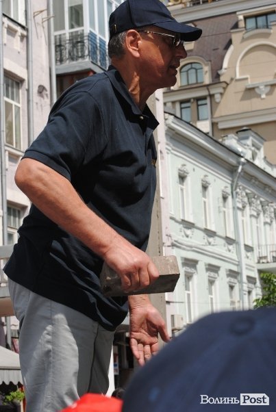 З цеглиною проти броньовика: волинський нардеп знову відзначився у бійці. ФОТО