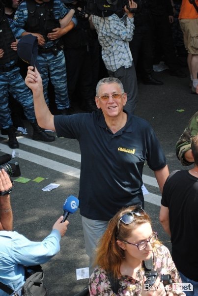 З цеглиною проти броньовика: волинський нардеп знову відзначився у бійці. ФОТО