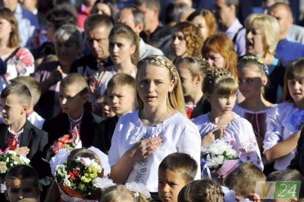 Луцький депутат подарував рідній школі ноутбук і сертифікати на харчування дітей. ФОТО