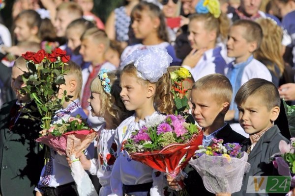 Луцький депутат подарував рідній школі ноутбук і сертифікати на харчування дітей. ФОТО