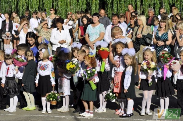 Луцький депутат подарував рідній школі ноутбук і сертифікати на харчування дітей. ФОТО