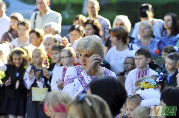 Луцький депутат подарував рідній школі ноутбук і сертифікати на харчування дітей. ФОТО
