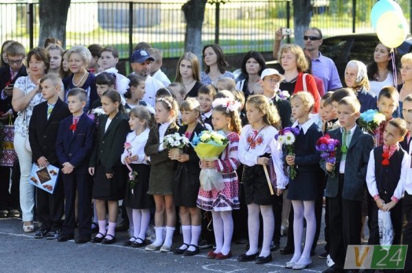 Луцький депутат подарував рідній школі ноутбук і сертифікати на харчування дітей. ФОТО