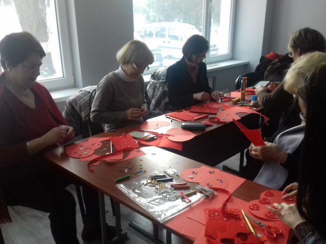 В «Інституті 3-го віку» студенти майстрували валентинки