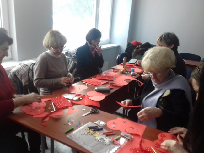 В «Інституті 3-го віку» студенти майстрували валентинки