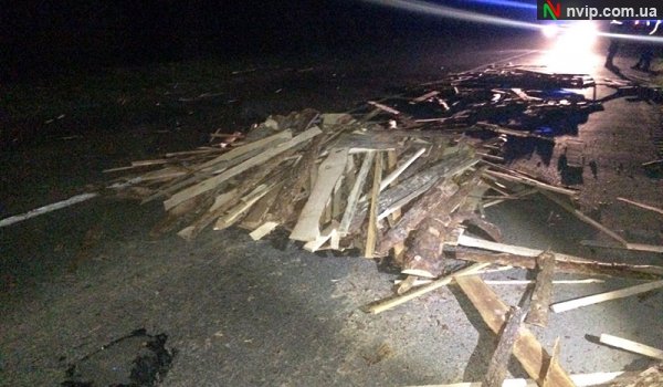 Небезпечні «барикади»: на волинській трасі вночі погубили дошки. ФОТО