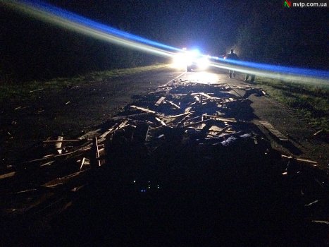 Небезпечні «барикади»: на волинській трасі вночі погубили дошки. ФОТО