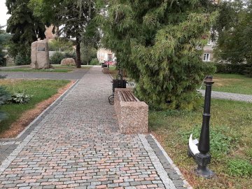 У Старому місті вандали понищили ліхтарі у сквері. ФОТО