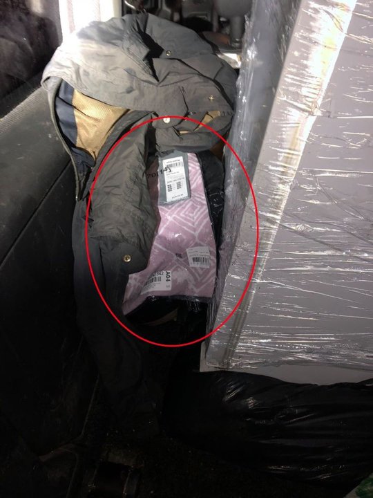 На волинському митному посту в автівці знайшли незаконний одяг. ФОТО