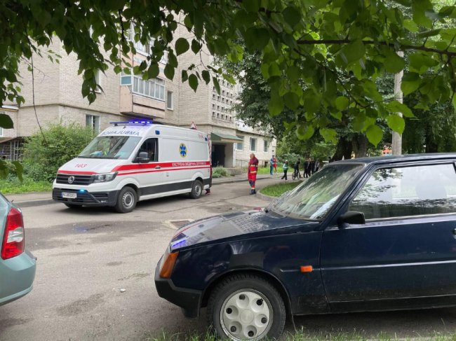 У Луцьку дівчина впала з даху багатоповерхівки. ОНОВЛЕНО