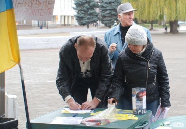 Євромайдан у Луцьку: день другий. ФОТО. ВІДЕО 