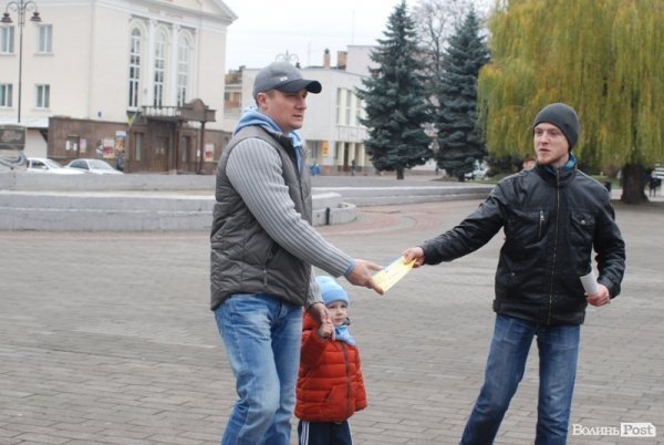 Євромайдан у Луцьку: день другий. ФОТО. ВІДЕО 