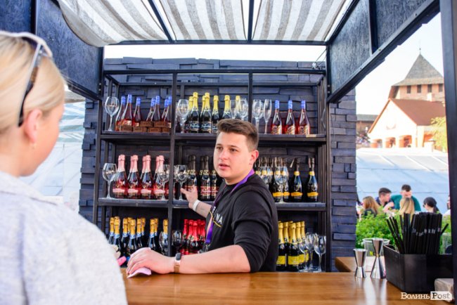 Локація-«магніт»: як ігристий напій додавав святкового настрою на Lutsk Food Fest. ФОТО*