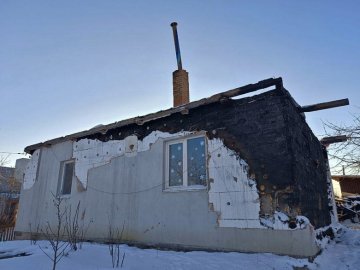 Багатодітна родина погорільців із Волині шукає нове житло