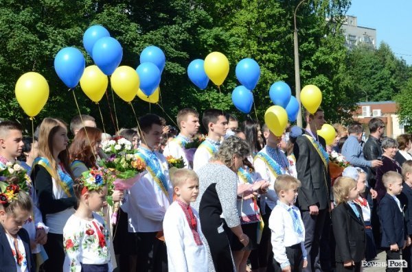 У Луцьку - останній дзвінок для школярів. ФОТО