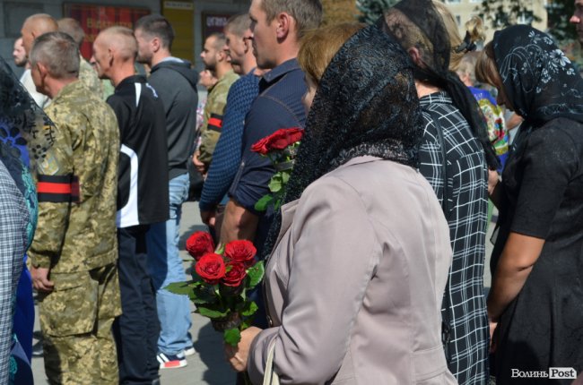 «Був сміливим, добрим і завжди допомагав»: у Луцьку попрощалися з Героєм Юрієм Лавренчуком. ФОТОРЕПОРТАЖ