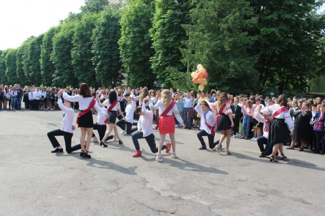 Щасливі посмішки і теплі спогади: у луцькій ЗОШ №11 пролунав останній дзвінок. ФОТО