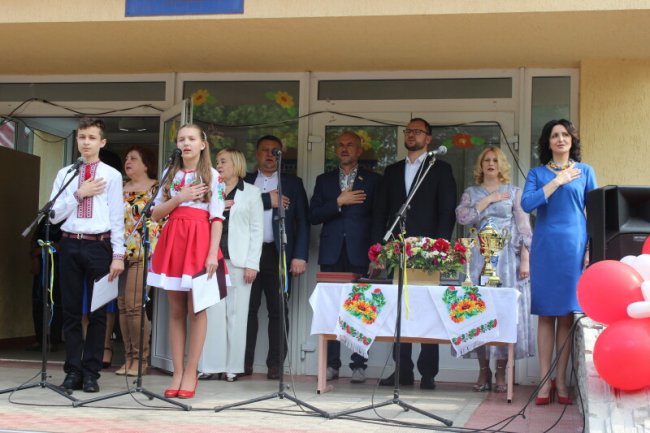 Щасливі посмішки і теплі спогади: у луцькій ЗОШ №11 пролунав останній дзвінок. ФОТО