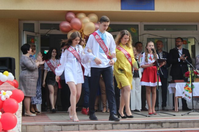 Щасливі посмішки і теплі спогади: у луцькій ЗОШ №11 пролунав останній дзвінок. ФОТО