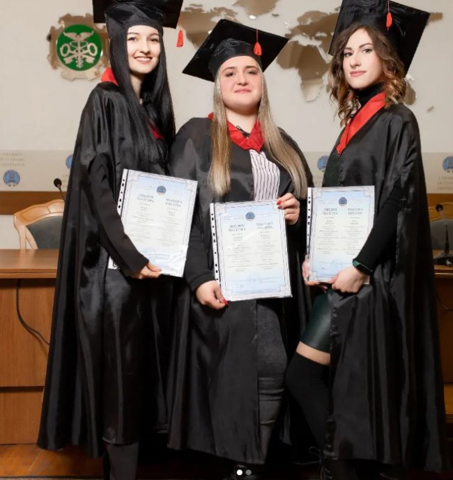 Дівчина, яку сфотографували на руїнах будинку в Дніпрі, незадовго до удару втратила на війні коханого