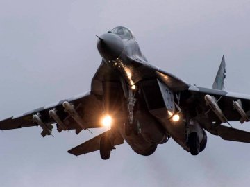 Волинські льотчики перехопили літак, який порушив повітряний кордон 