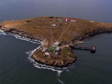 Росіяни вночі скинули чотири авіабомби на Зміїний та атакували Одеську область