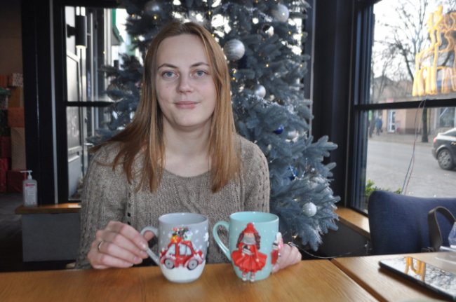 Вихователька дитсадка на Волині створює неповторні горнятка 