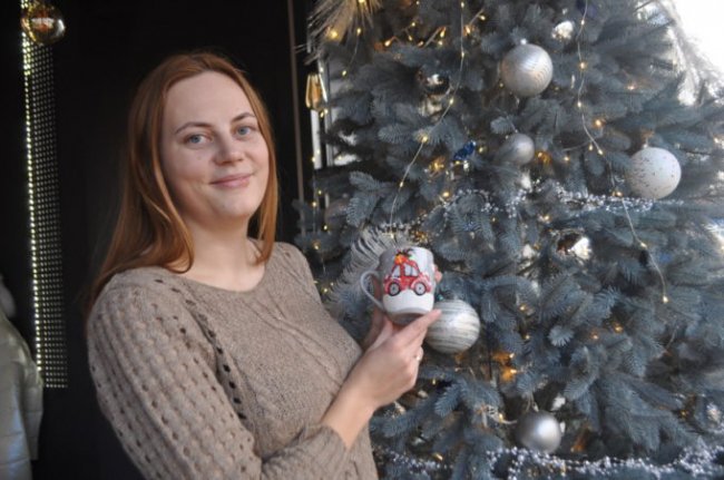 Вихователька дитсадка на Волині створює неповторні горнятка 