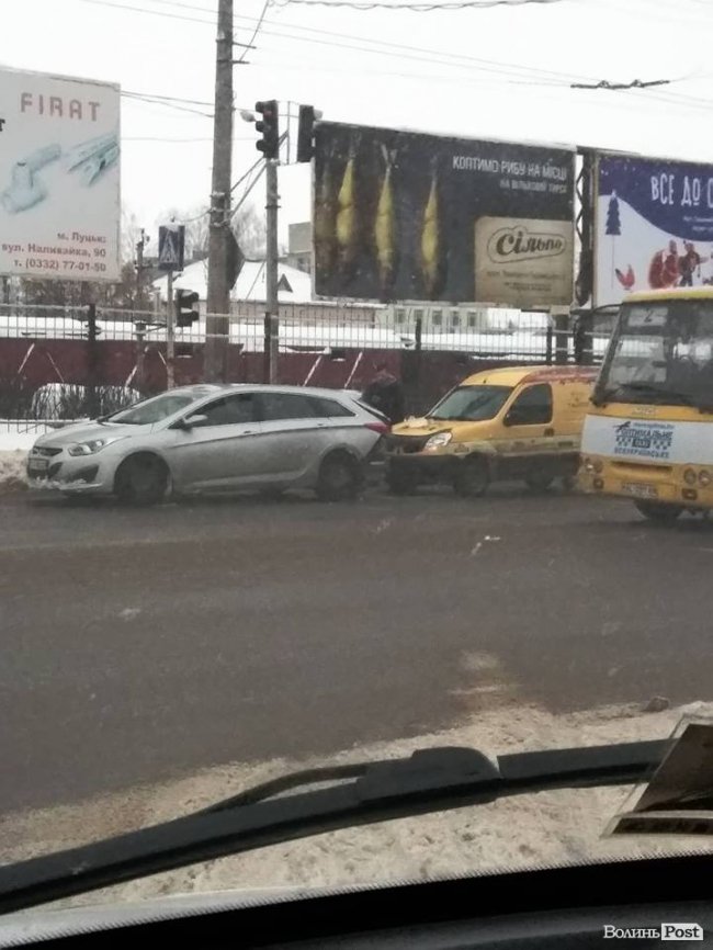 У Луцьку поблизу ринку зіткнулись два автомобілі. ФОТО