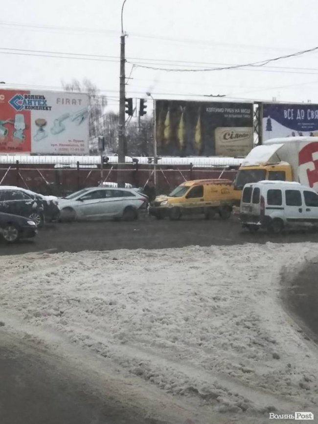 У Луцьку поблизу ринку зіткнулись два автомобілі. ФОТО