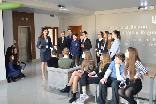 Десятки луцьких учнів потрапили до суду. ФОТО
