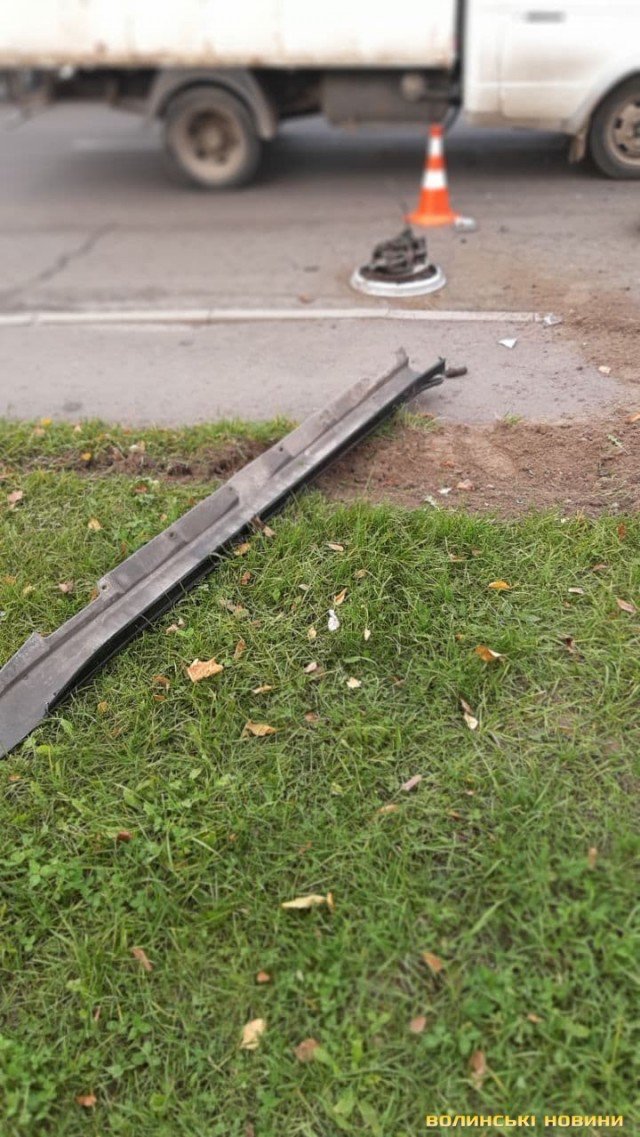 У Луцьку автомобіль влетів у бетонний стовп. ФОТО