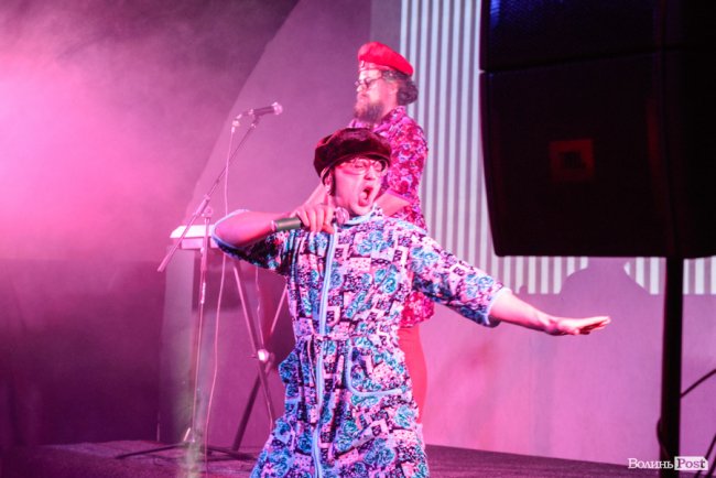 «GAS у Луцьку доведеться освячувати»: ФОТОРЕПОРТАЖ з епатажного концерту «Хамерманів» в халатах і трусах