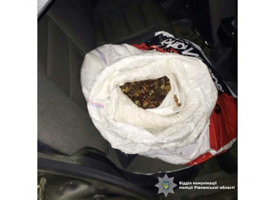 На Рівненщині у волинян вилучили 20 кілограмів бурштину. ФОТО