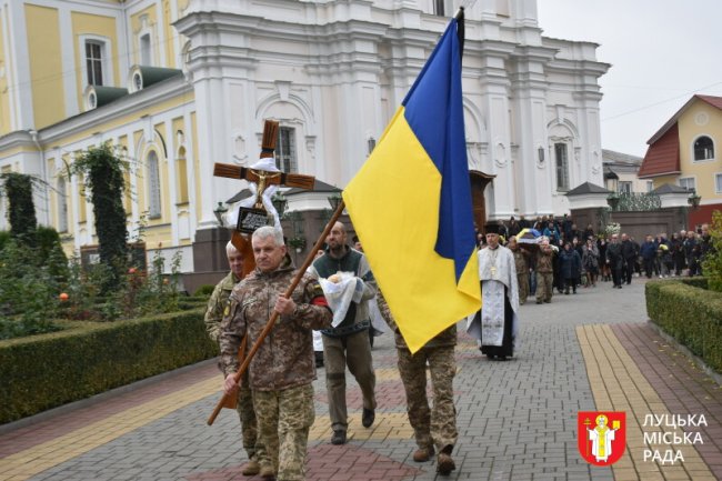 Возив на фронт авто та ремонтував їх: у Луцьку попрощалися з воїном та волонтером Володимиром Тарановичем
