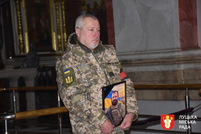 Возив на фронт авто та ремонтував їх: у Луцьку попрощалися з воїном та волонтером Володимиром Тарановичем