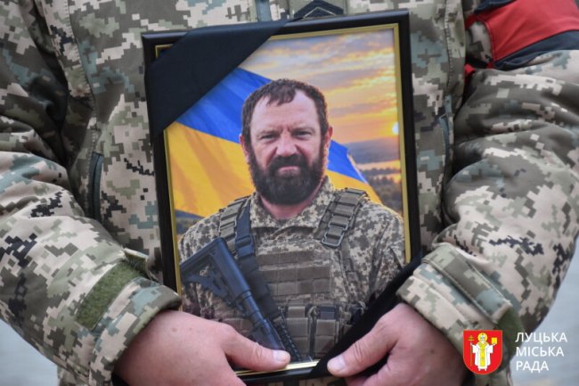 Возив на фронт авто та ремонтував їх: у Луцьку попрощалися з воїном та волонтером Володимиром Тарановичем