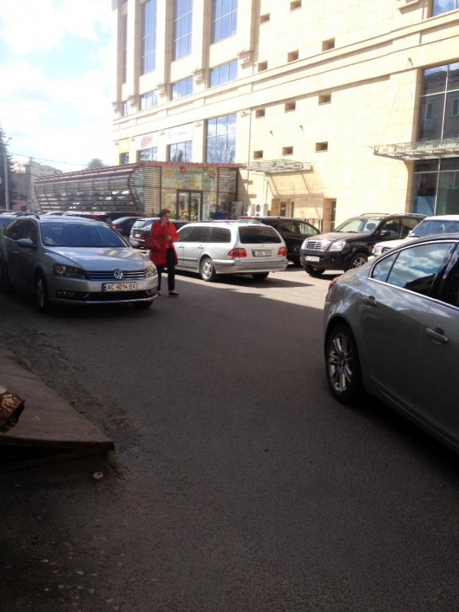 У Луцьку водійка «євроблях» стукнула машину і втікла, - соцмережі. ФОТО