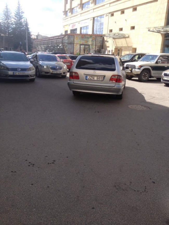 У Луцьку водійка «євроблях» стукнула машину і втікла, - соцмережі. ФОТО