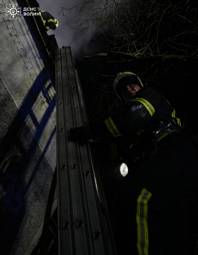 У Луцьку горіла хата-пустка. ФОТО
