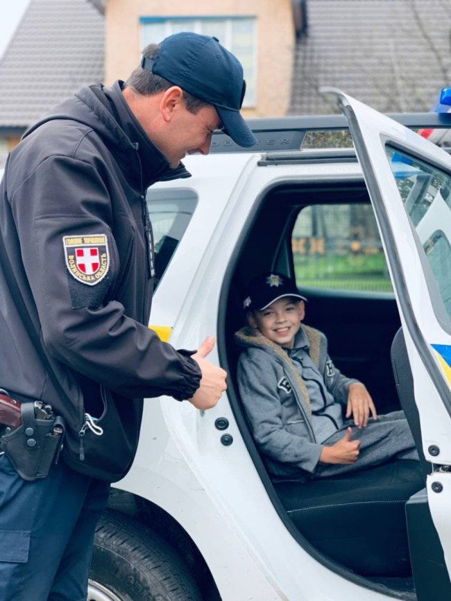 Волинські поліцейські здійснили мрію хлопчика, який через вроджену ваду не може ходити