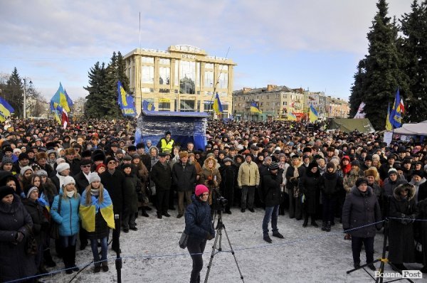Віче на луцькому Євромайдані. ФОТО