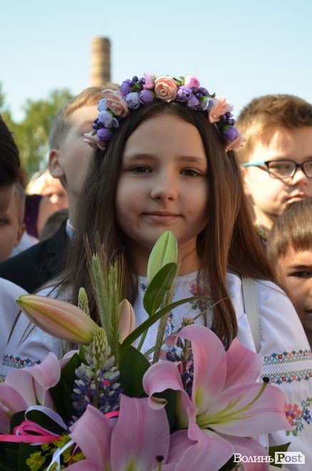 Школо, прощай: у луцькій школі №9 пролунав останній дзвоник. ФОТО