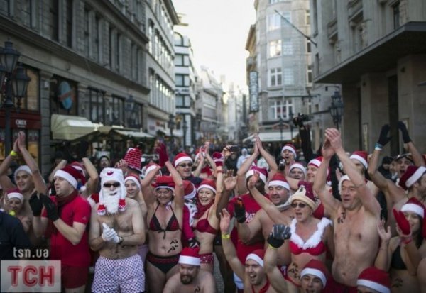 В Європі новорічні свята почались забігом Санта Клаусів у плавках. ФОТО