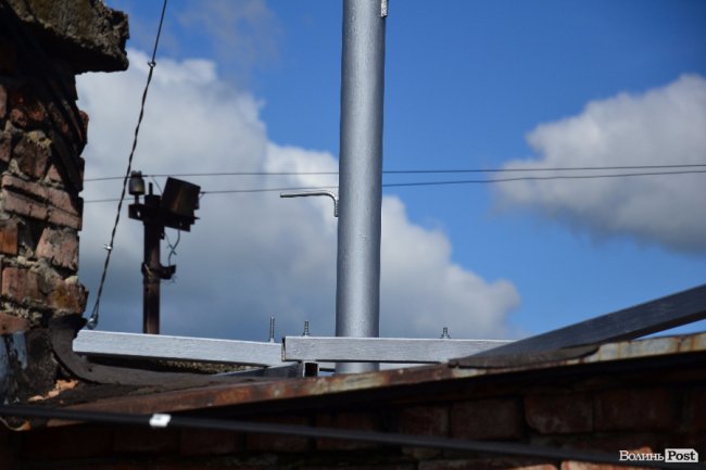 Якщо не демонтує, то можу сама його зіпхнути з будинку, - лучанка про вітряк на багатоповерхівці