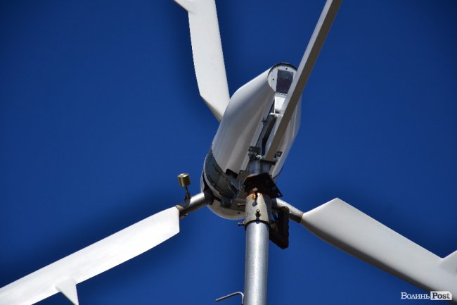 Якщо не демонтує, то можу сама його зіпхнути з будинку, - лучанка про вітряк на багатоповерхівці