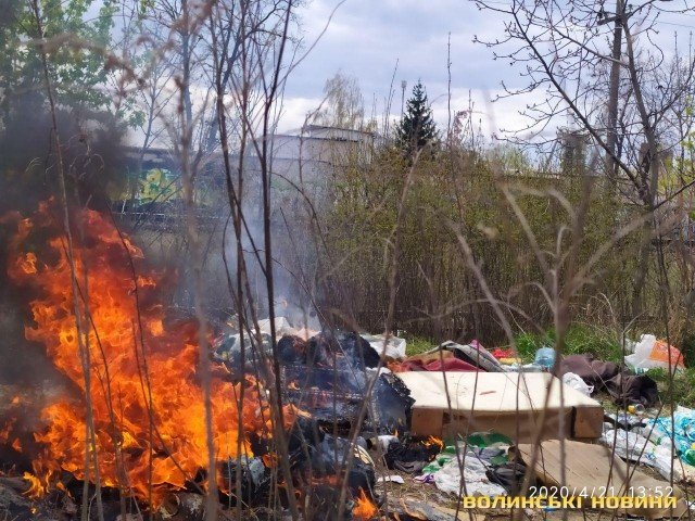 У Луцьку на Карпенка-Карого неподалік автосалону  – пожежа. ФОТО
